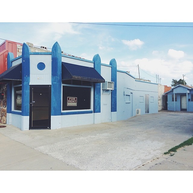 Who wants to bring it downtown for only $350/month?! The super sweet Javier Yanez (that owns Yanez Alterations) has a sweet little spot perfect for a startup business in Downtown Springdale. He'll even let you paint the outside! Give him a call and he'll gladly show you around, 927-2950.