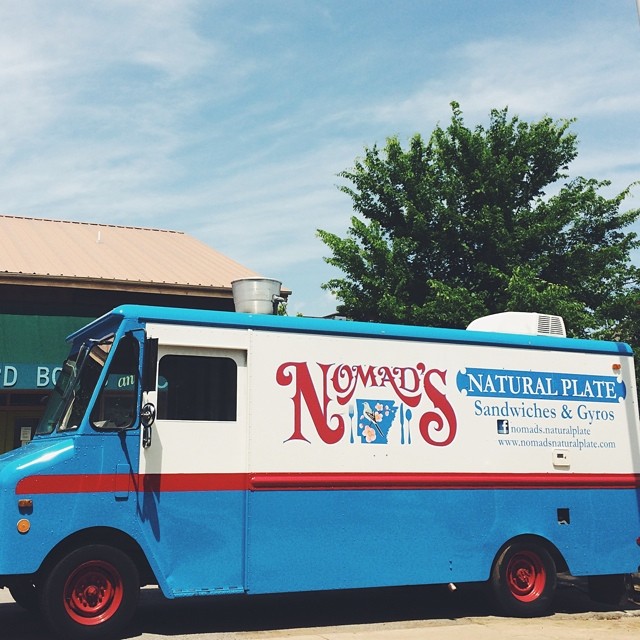 Guess who's coming to Springdale?! Come hang out with us this Friday from 6-9pm at the Shiloh Museum and grab some @nomadsnaturalplate while you're there!