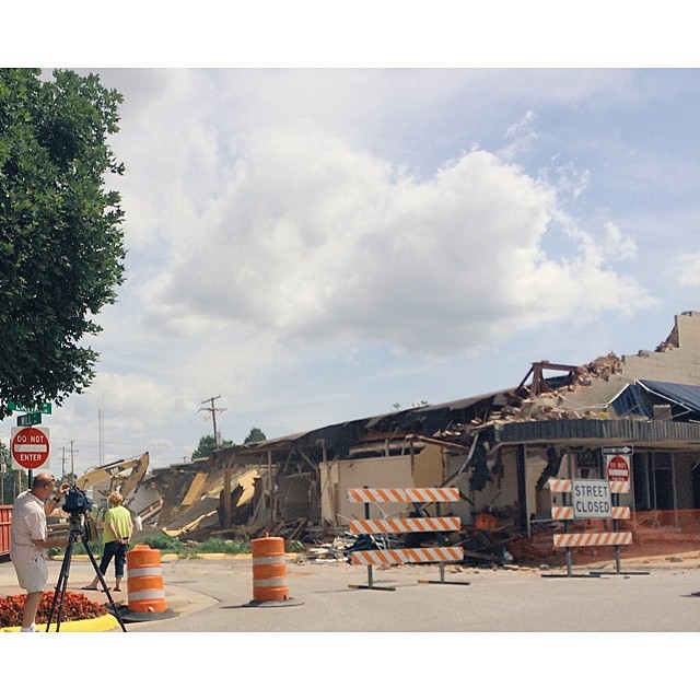 @knwafox24 is currently in Downtown Springdale filming the demolition of 100 E. Emma Avenue. This is the building connected to the backside of the Shiloh Square. A beautiful green space will soon fill this spot.