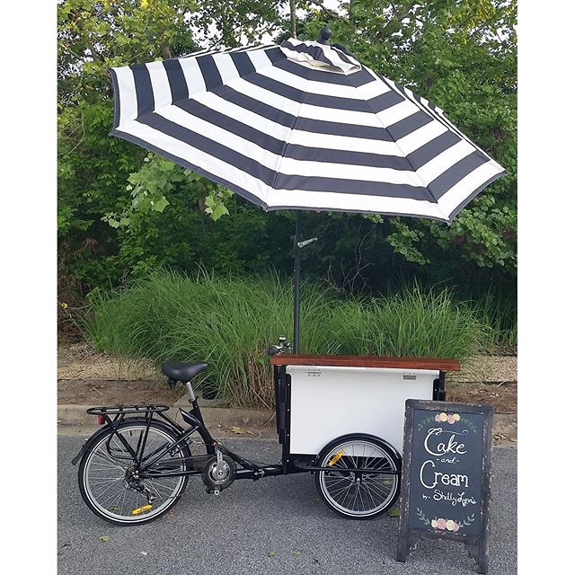Holy cuteness!!! Downtown Springdale's first food cart will be making its debut at this Friday night's Moonlight Movie Night!! @shelbylynnscake will be selling hand crafted cake and ice cream from their sexy new trike. This month's outdoor movie is "Mama Mia" and as always it's totally FREE. See you babes there! #teamspringdale